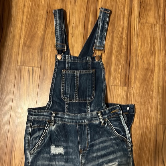 Dollhouse overalls in a slim fit. Juniors size 3.Fits women’s size 2-24/25 - Picture 2 of 7